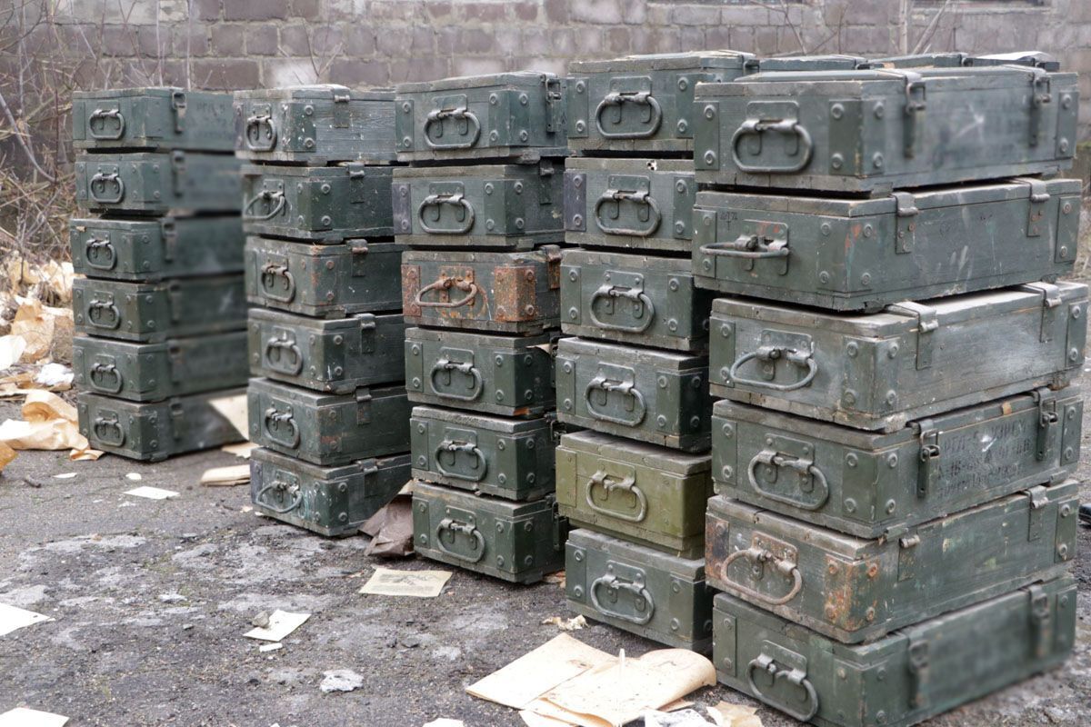 У Маріуполі правоохоронці вилучили великий схрон боєприпасів