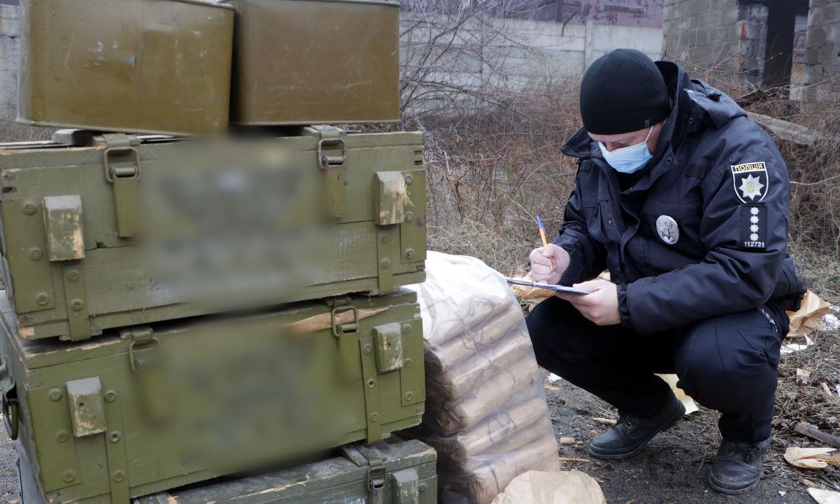 У Маріуполі правоохоронці вилучили великий схрон боєприпасів