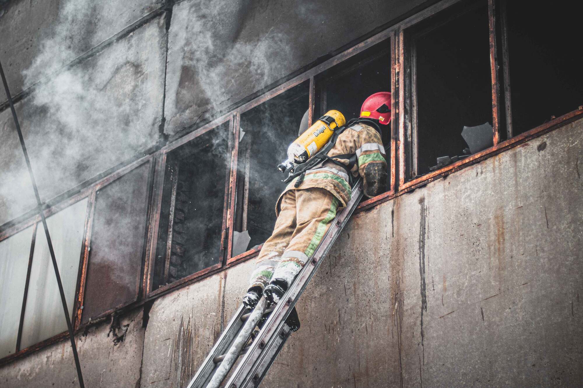 м. Київ: вогнеборці ліквідували пожежу у виробничій будівлі