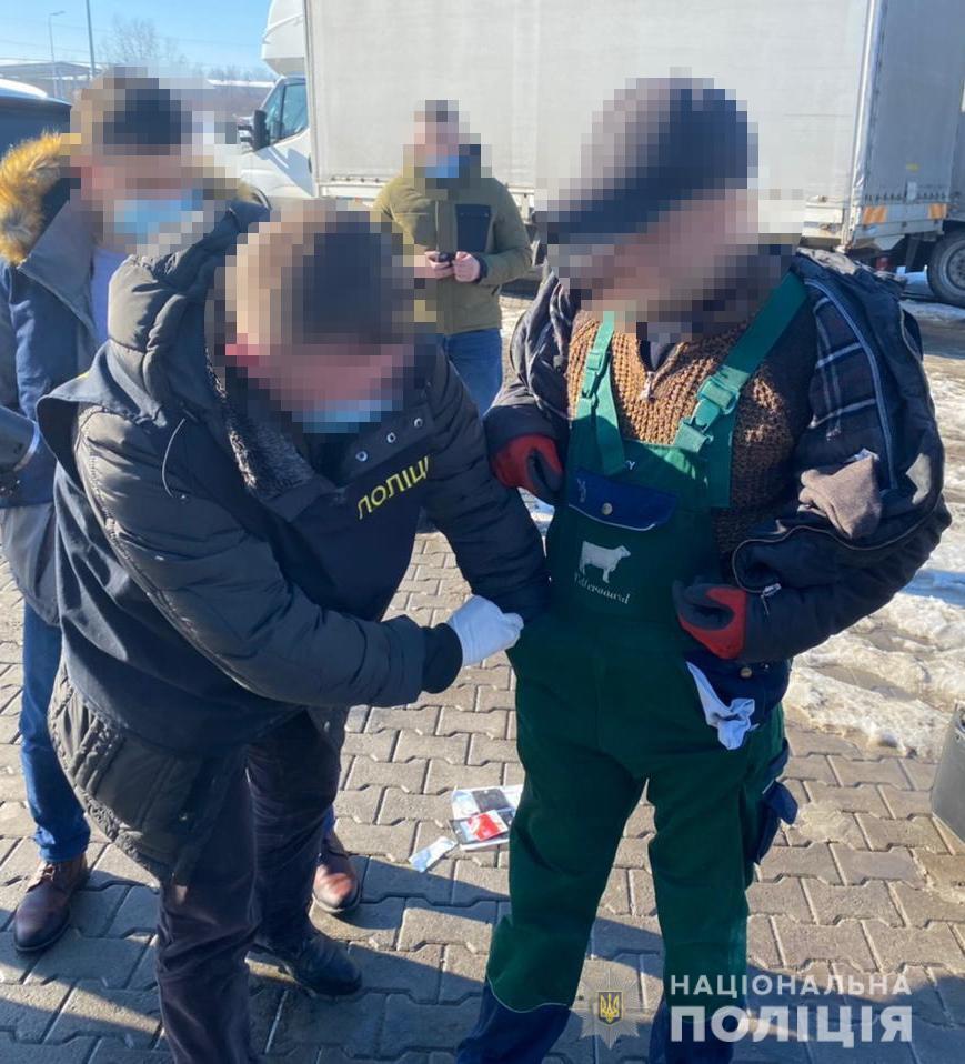 Івано-Франківські поліцейські затримали на хабарі керівника відділу Державної екологічної інспекції Карпатського округу