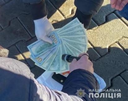 Івано-Франківські поліцейські затримали на хабарі керівника відділу Державної екологічної інспекції Карпатського округу