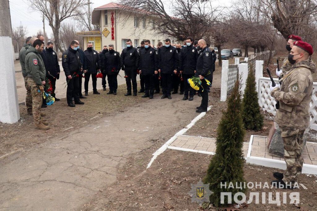 Поліцейські Донеччини вшанували пам'ять загиблого спецпризначенця Віталія Мандрика, який врятував Маріуполь від теракту