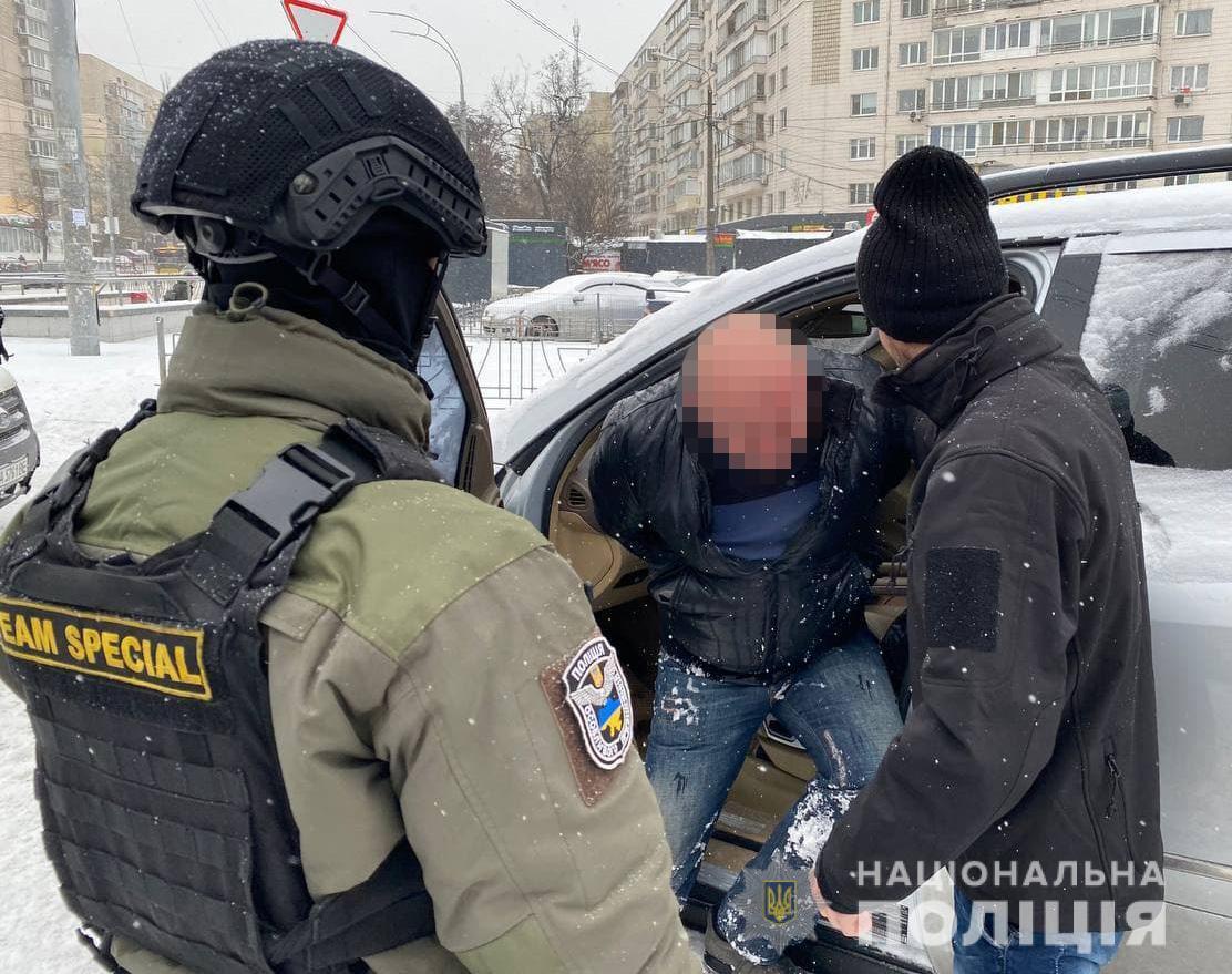 У Києві поліцейські викрили злочинну групу у вимаганні 56 тисяч євро