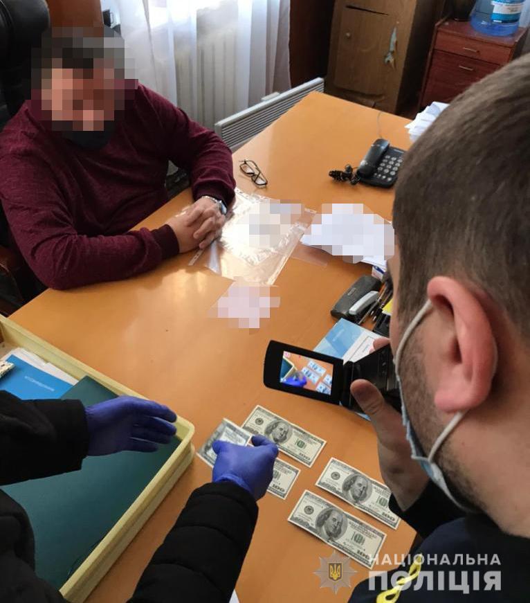 Поліцейські викрили у хабарництві заступника начальника управління Кіровоградської ОДА