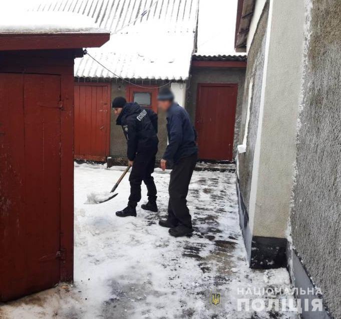 Поліцейські Одещини піклуються про самотніх громадян поважного віку