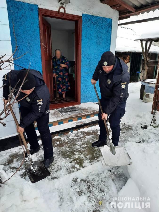 Поліцейські Одещини піклуються про самотніх громадян поважного віку