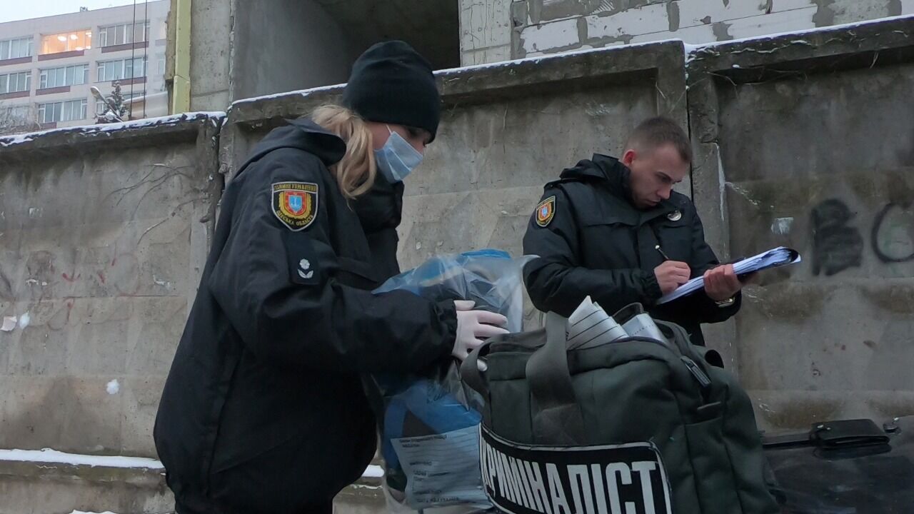 В Одесі поліцейські затримали двох іноземців за підозрою у крадіжці з автомобіля містянки