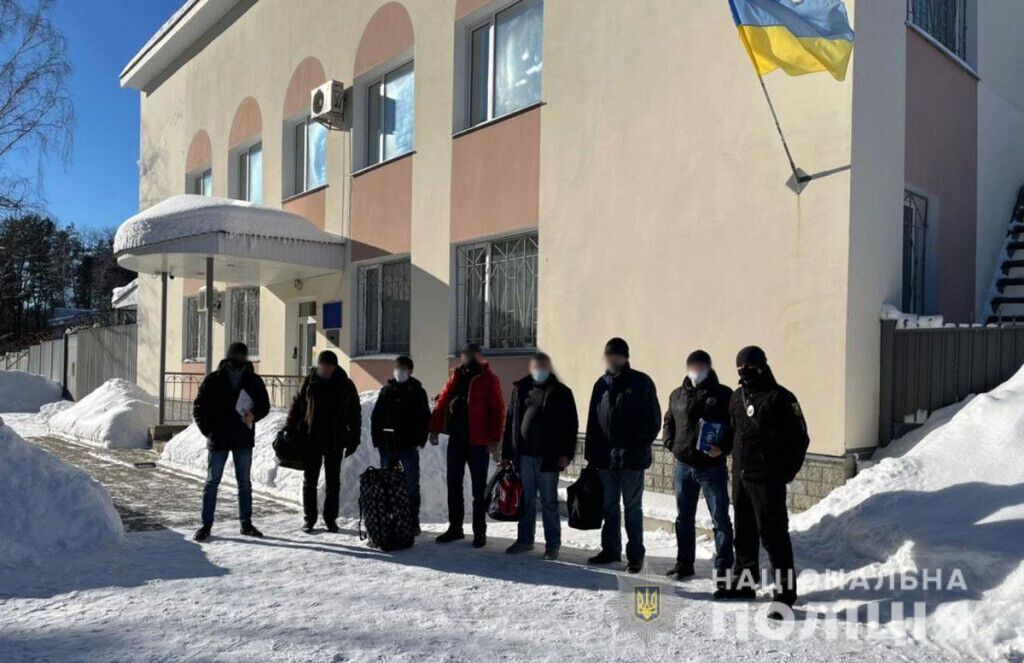 Поліцейські та міграційники примусово видворяють з України п’ятьох нелегалів із забороною в’їзду на вісім років