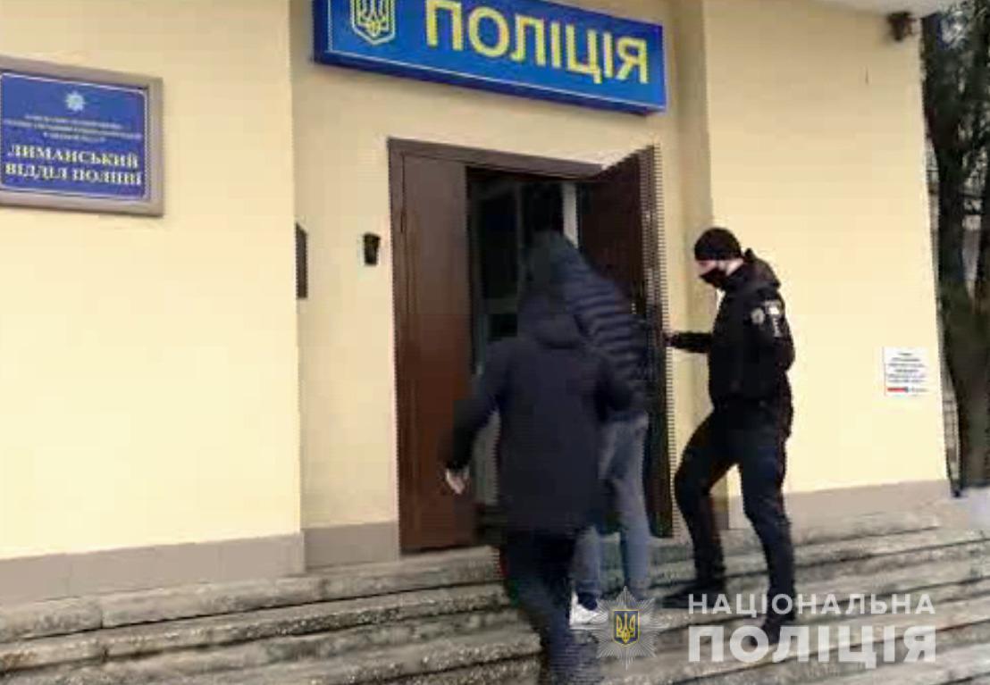 На Одещині поліцейські притягують до відповідальності жителя сусідньої держави за насильство щодо працівників правоохоронних органів та незаконне зберігання наркотиків і зброї