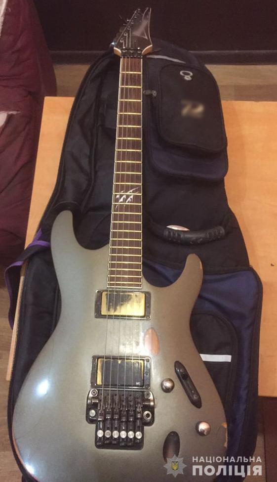 В Одесі поліцейські оперативно повернули іноземцю викрадений у нього музичний інструмент