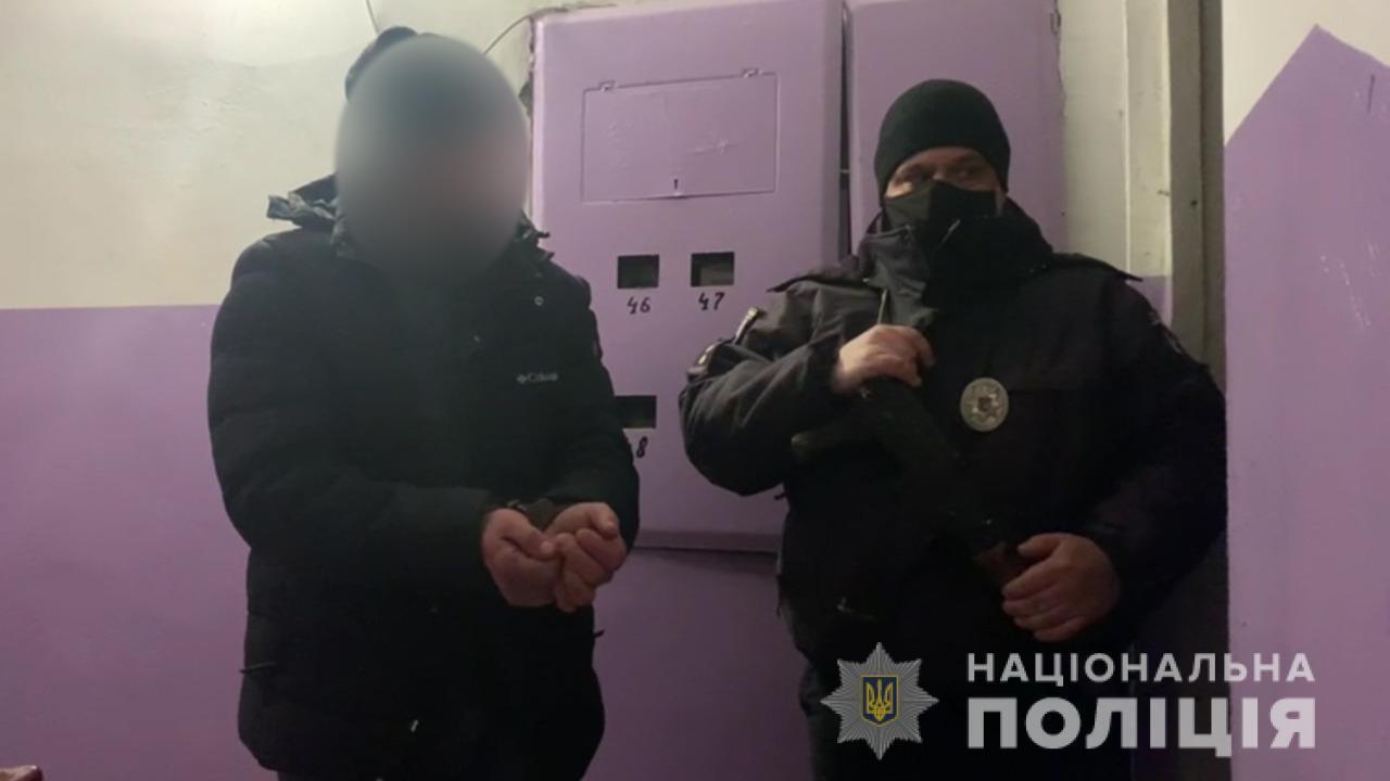 На Одещині поліцейські затримали місцевого чоловіка за насильство щодо співмешканки та працівника правоохоронного органу