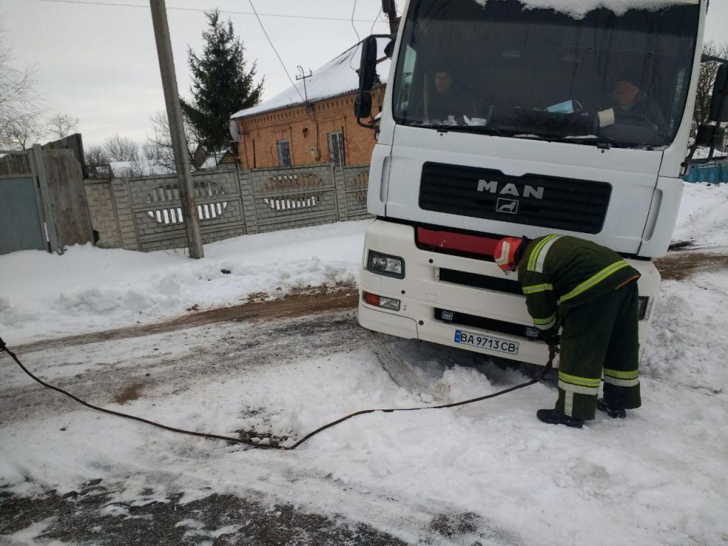 Протягом доби рятувальники Кіровоградщини допомогли водіям 17 транспортних засобів подолати ускладнені ділянки доріг