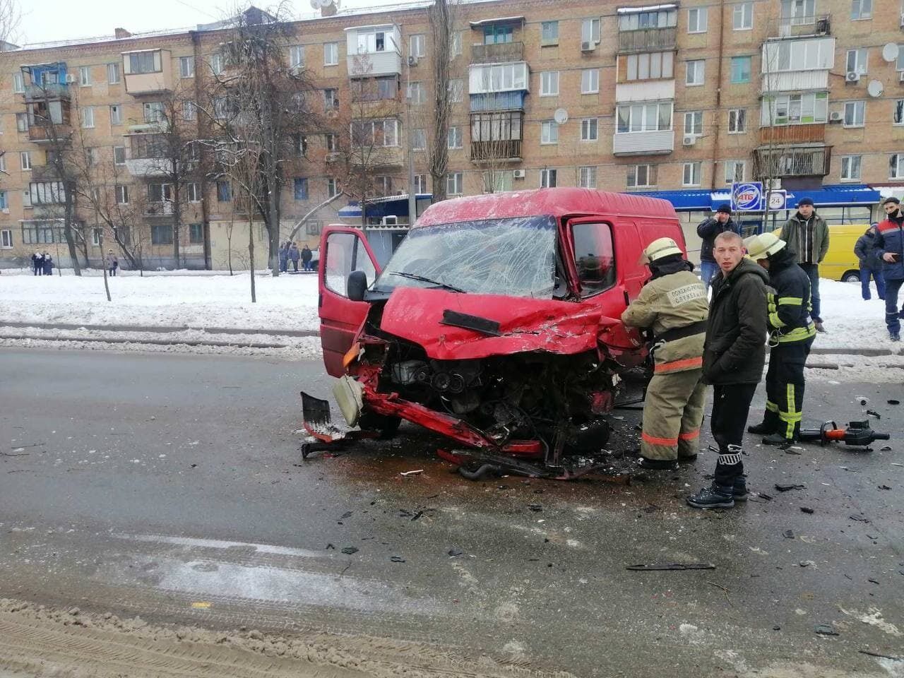 м.Київ: Рятувальники деблокували потерпілого із понівеченого авто