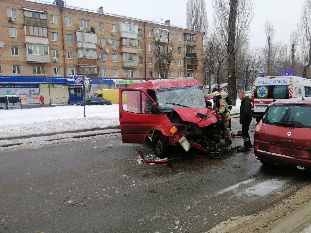 м.Київ: Рятувальники деблокували потерпілого із понівеченого авто