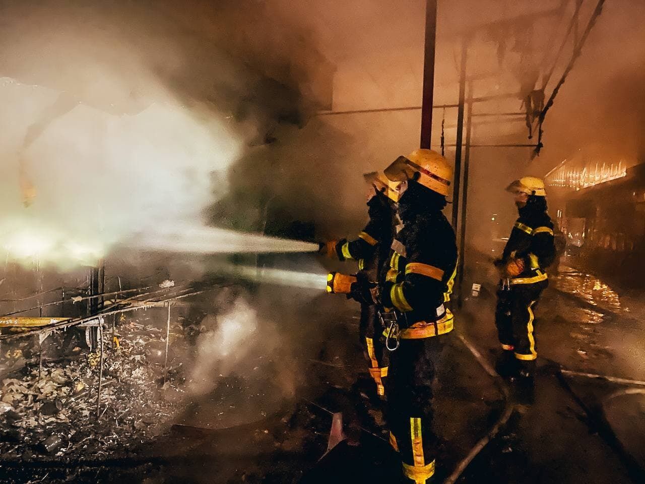 м. Київ: вогнеборці ліквідували займання на території ринку