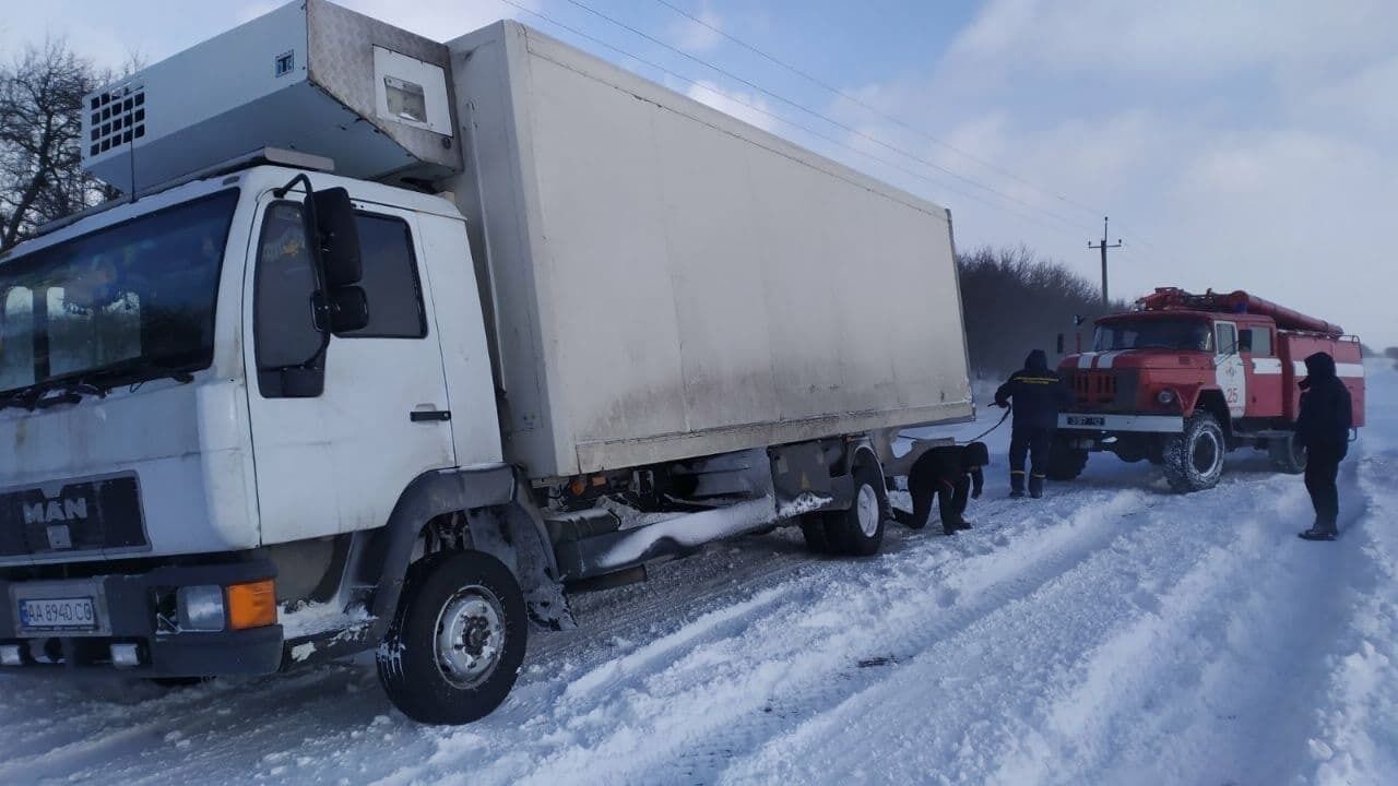 На Кіровоградщині рятувальники надають допомогу водіям, що потрапили у складні ситуації на дорогах через негоду