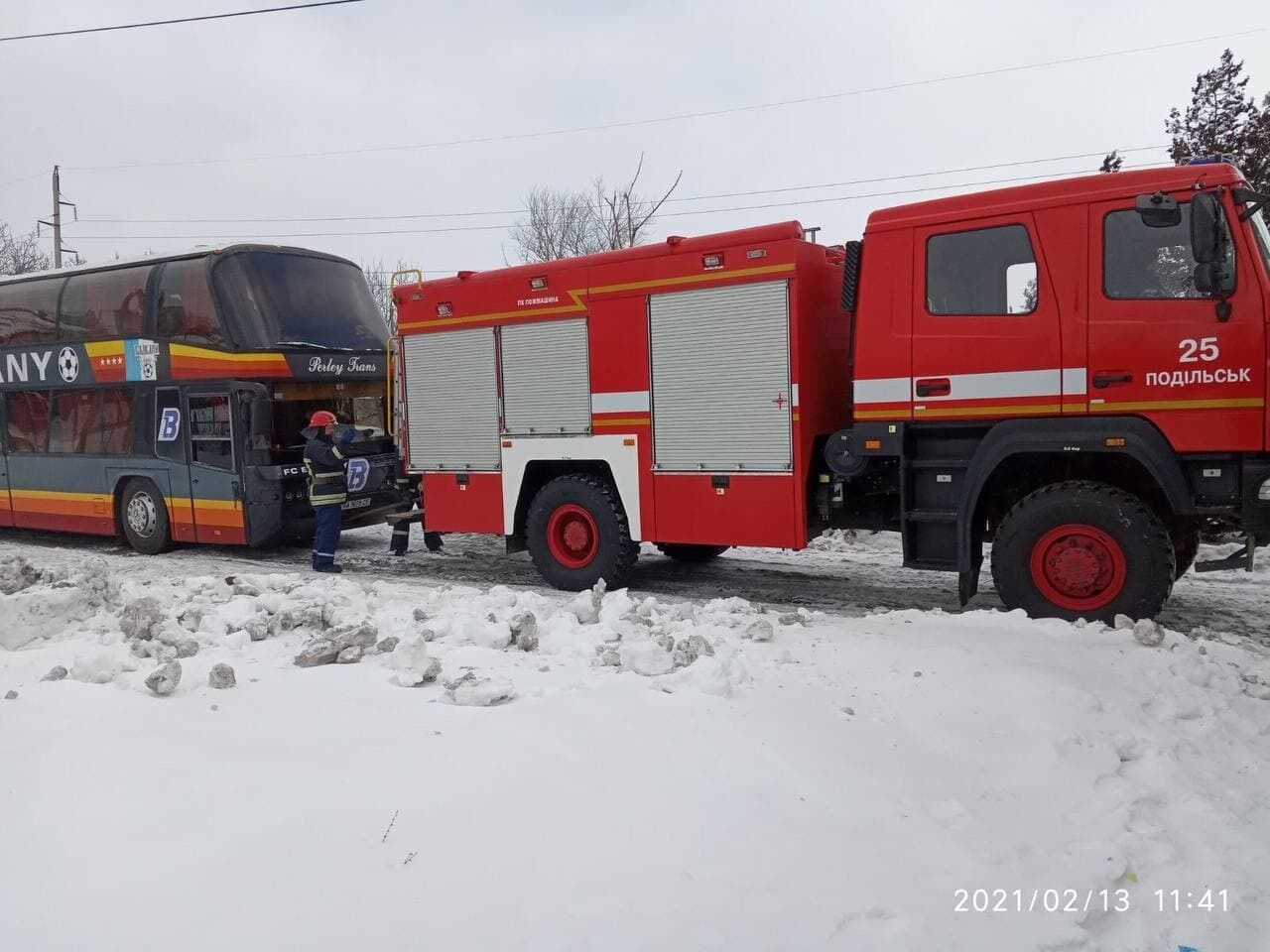 Одеська область: рятувальники вилучили зі слизької ділянки дороги автобус та легковий автомобіль