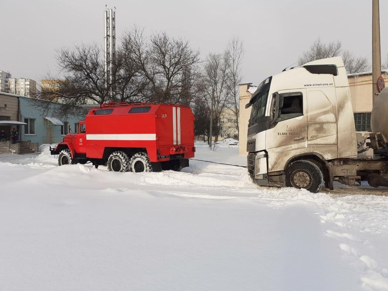 Столичні рятувальники допомогли водієві великогабаритного автомобіля, який потрапив у важку ситуацію на дорозі