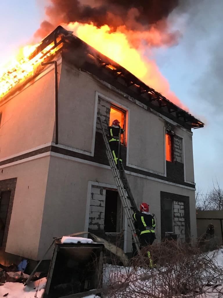 У столиці рятувальники ліквідували пожежу на території приватної садиби