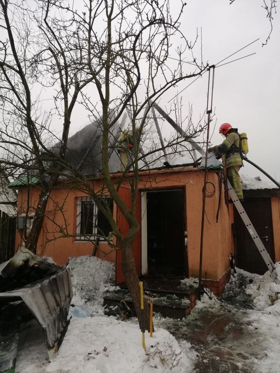 м.Київ: Вогнеборці ліквідували пожежу на території приватної садиби