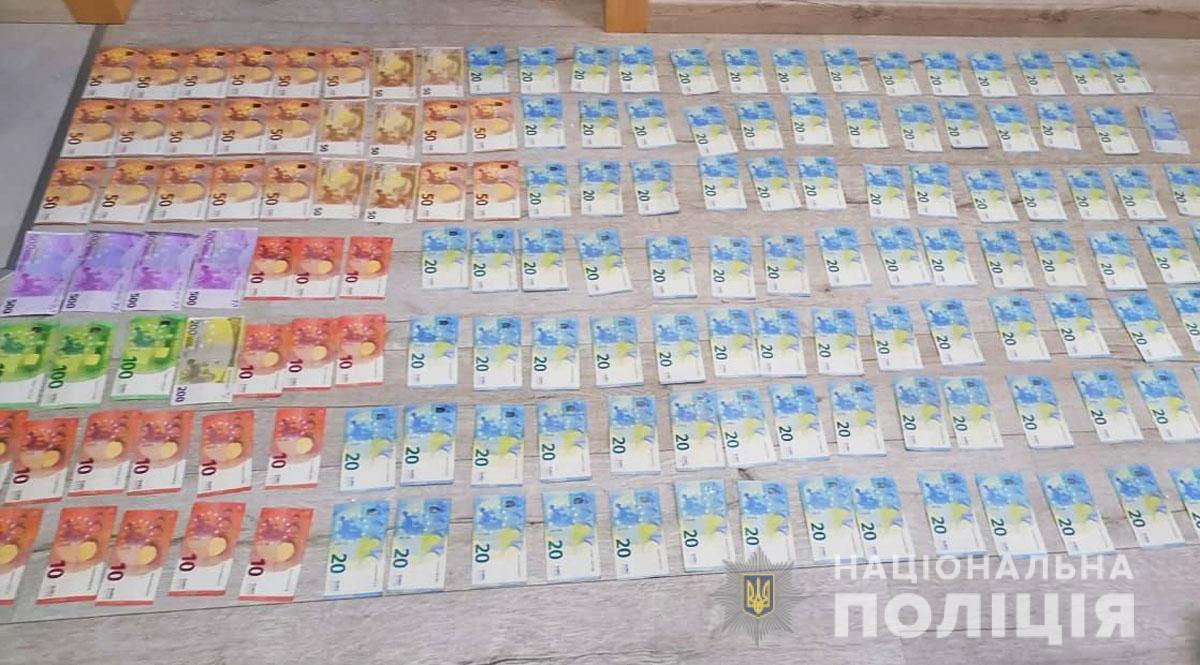 Правоохоронці Донеччини викрили міжрегіональне підприємство з виготовлення підроблених паспортів ЄС