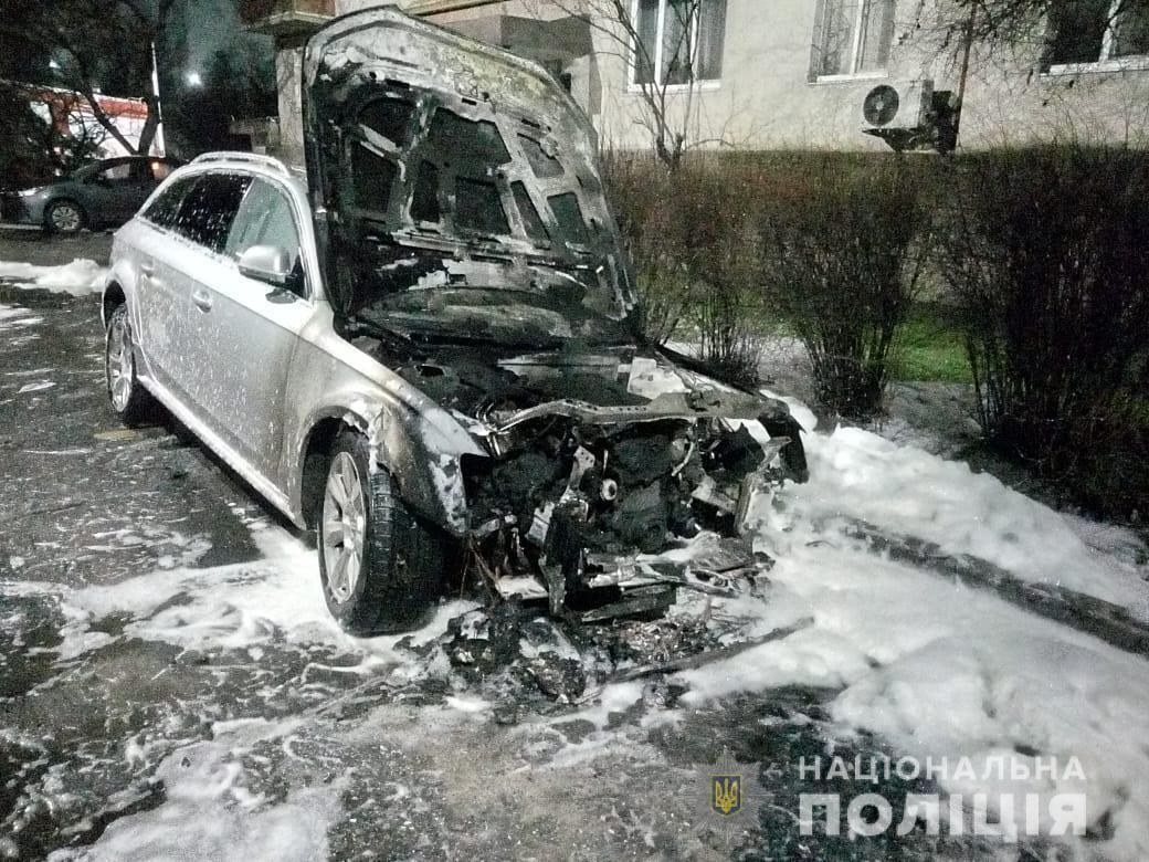 В Южному правоохоронці встановлюють обставини займання автомобіля місцевого жителя