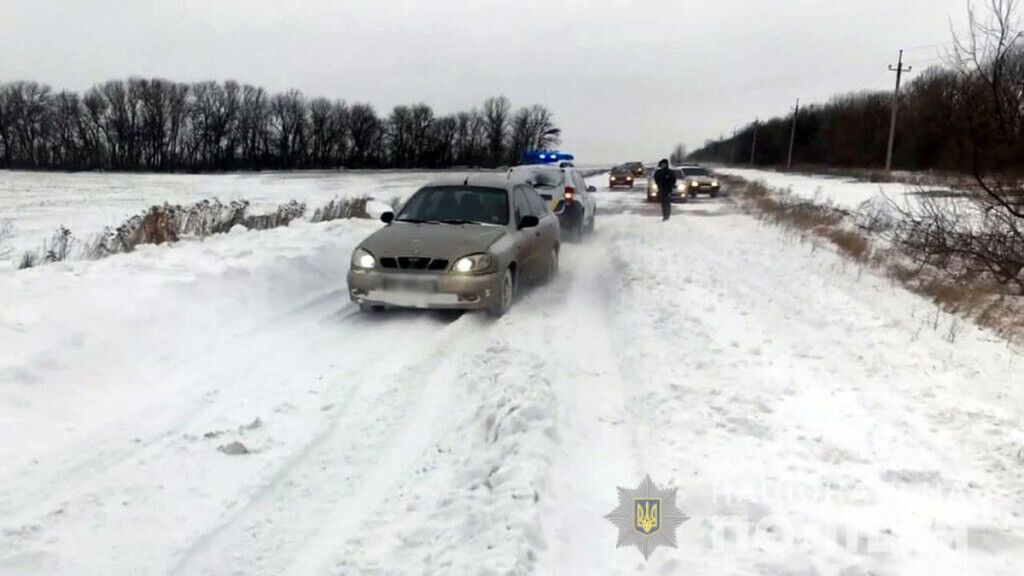 Поліцейські Курахового допомогли водію легковика вибратися із снігової пастки