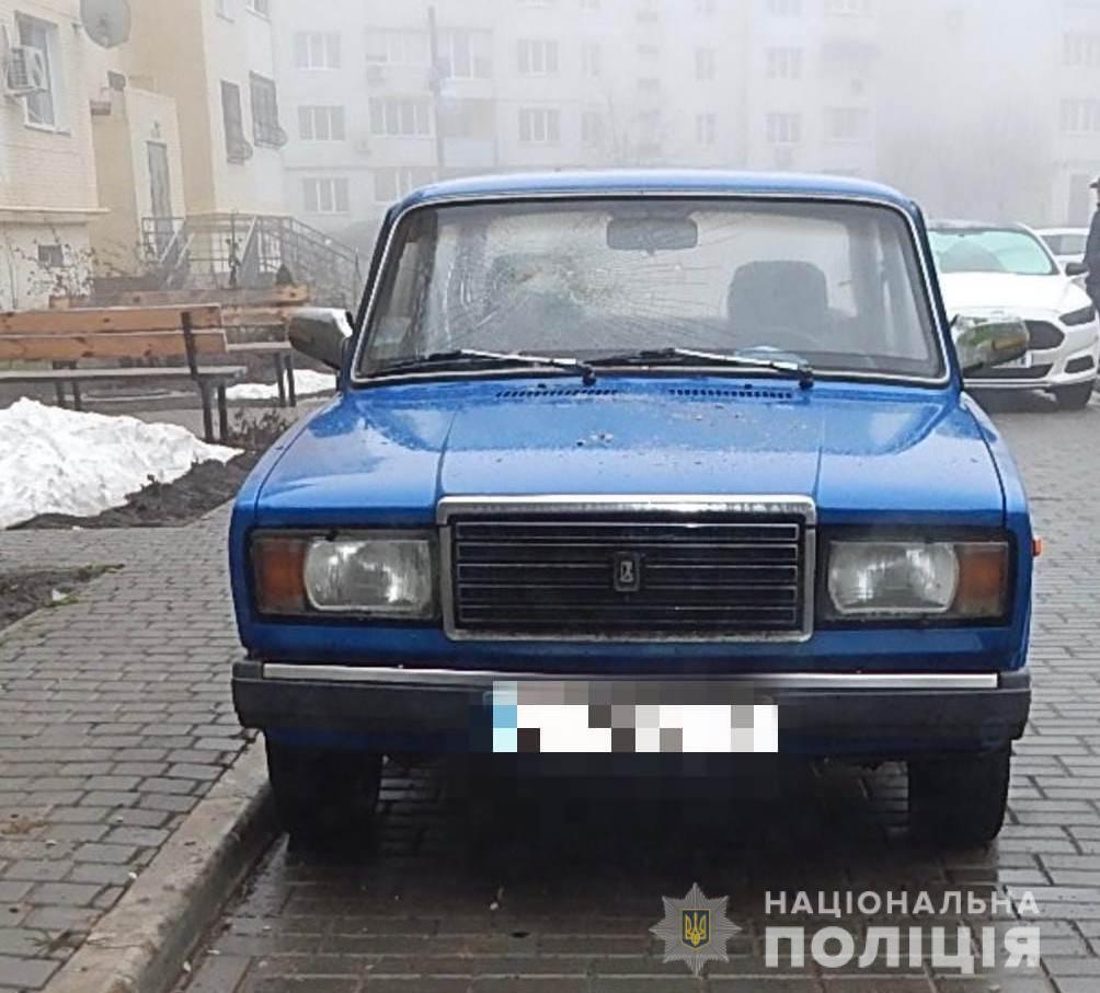 Поліцейські встановлюють обставини пошкодження шести автомобілів у Біляївському районі
