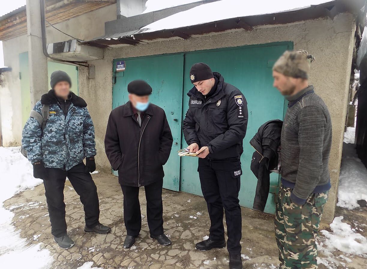 Подільський поліцейський затримав підозрюваного у грабежі, який тікав з місця злочину