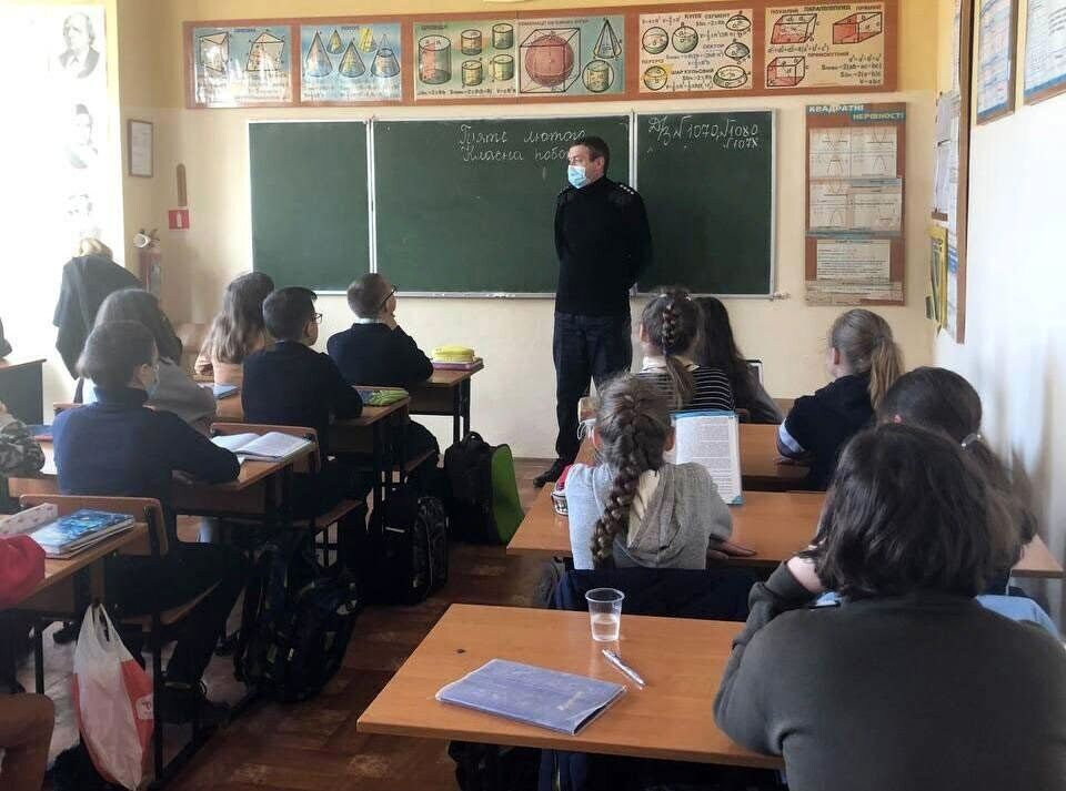 Поліцейські Одещини проводять у закладах освіти заходи щодо профілактики правопорушень серед дітей