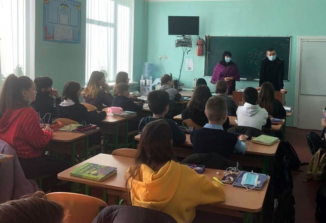 Поліцейські Одещини проводять у закладах освіти заходи щодо профілактики правопорушень серед дітей