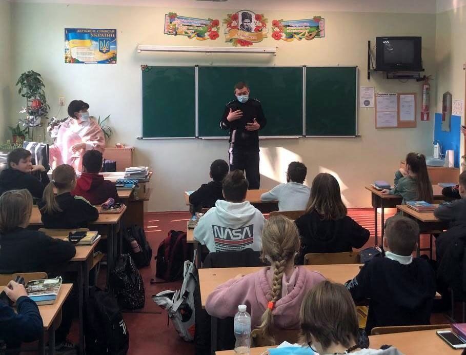 Поліцейські Одещини проводять у закладах освіти заходи щодо профілактики правопорушень серед дітей