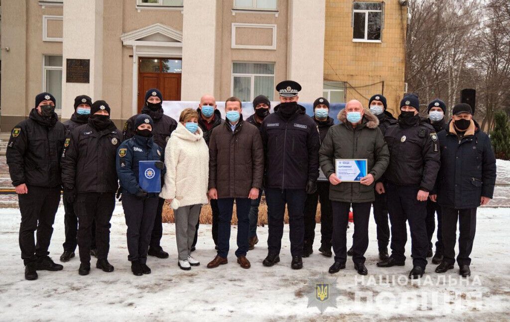 На Донеччині поліцейські офіцери громади отримали нові службові автомобілі