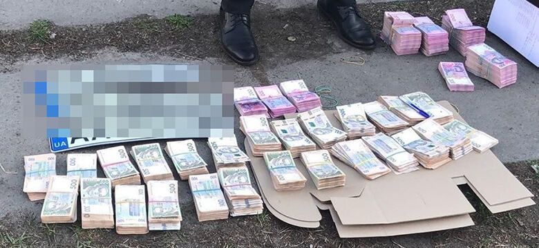 Слідчі поліції Києва завершили розслідування щодо групи осіб, які скоювали розбійні напади на клієнтів обмінних пунктів