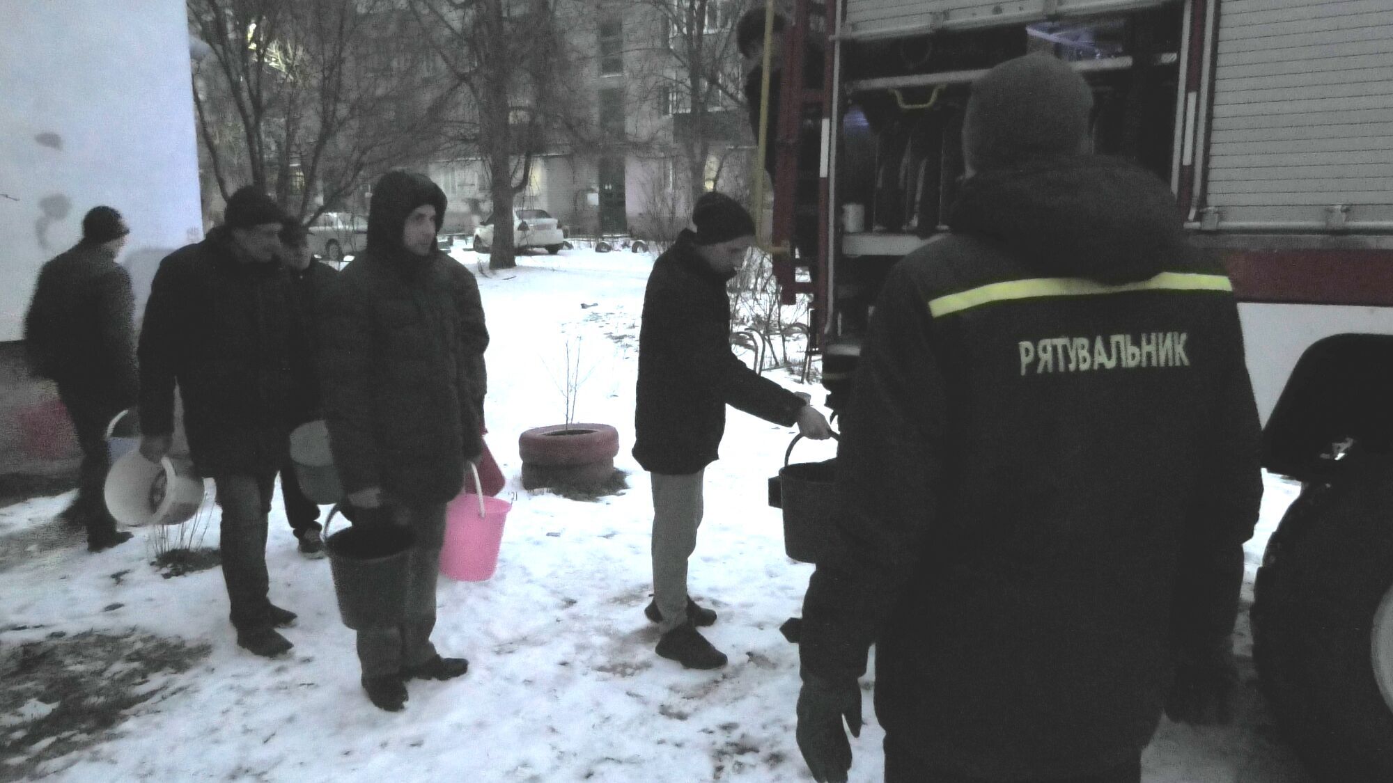 Херсонські рятувальники надають допомогу мешканцям смт Наддніпрянське у підвозі води