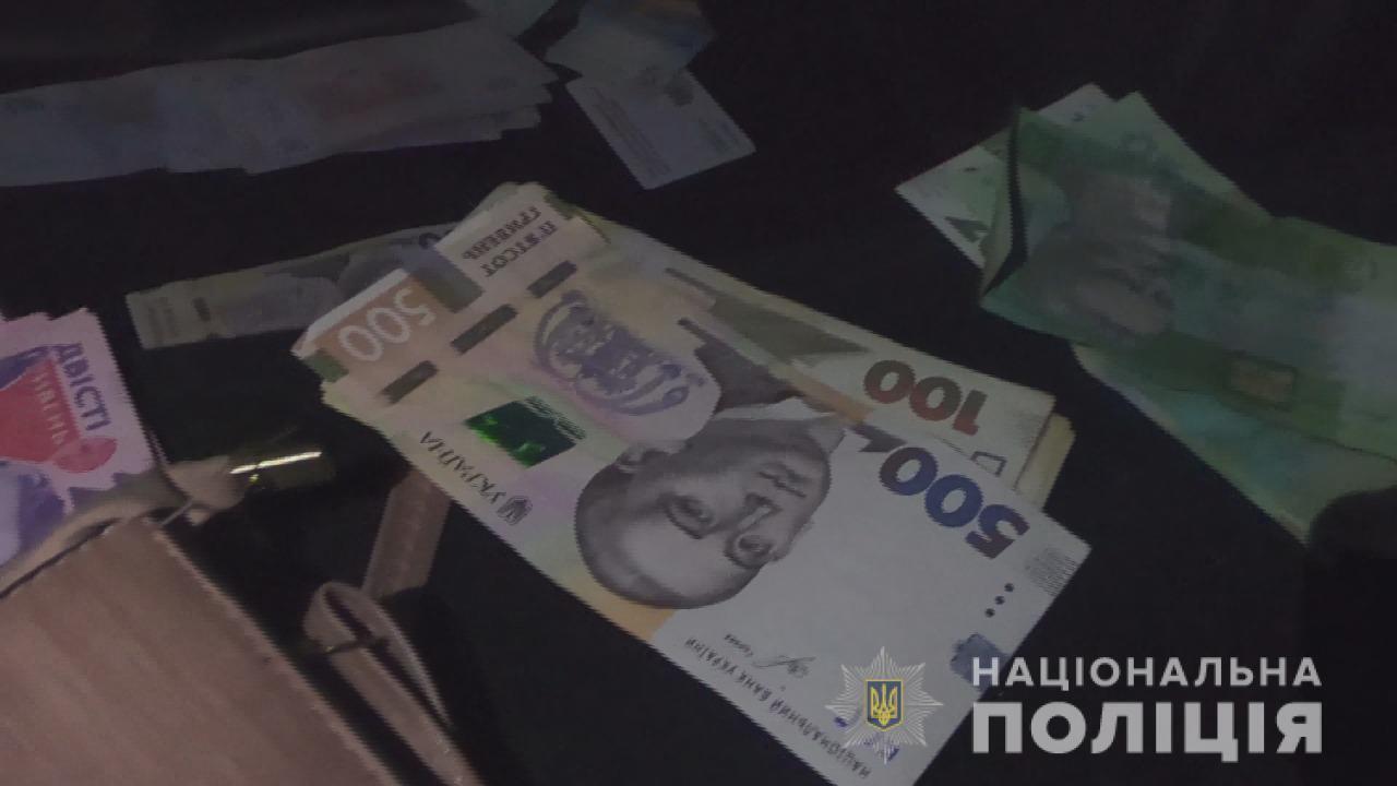 На Одещині поліцейські затримали двох жінок, які під приводом обміну старих грошей на нові обкрадали пенсіонерів
