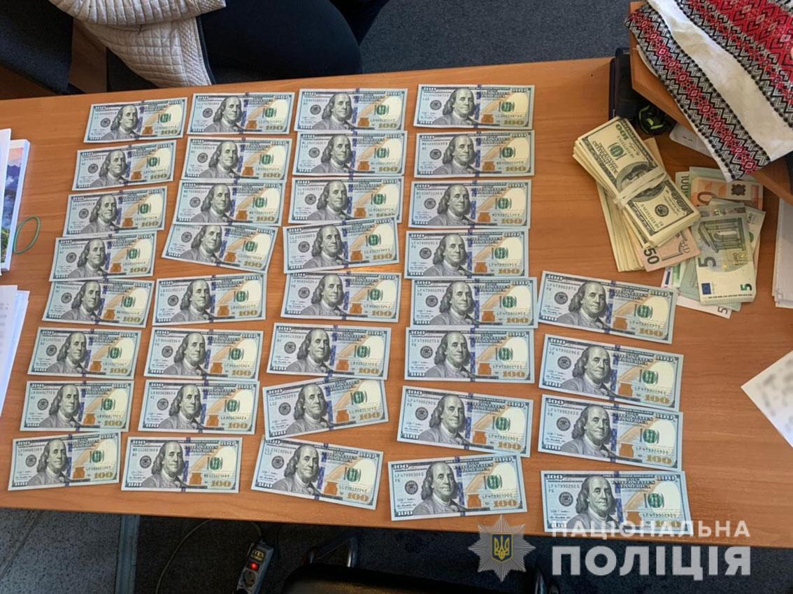 На Чернігівщині поліцейські затримали осіб, які ошукали жінку майже на мільйон гривень