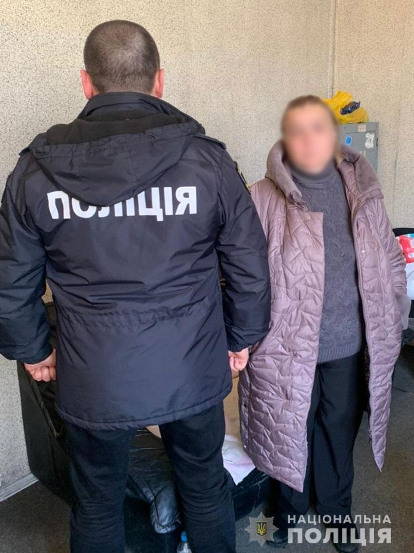 На Чернігівщині поліцейські затримали осіб, які ошукали жінку майже на мільйон гривень
