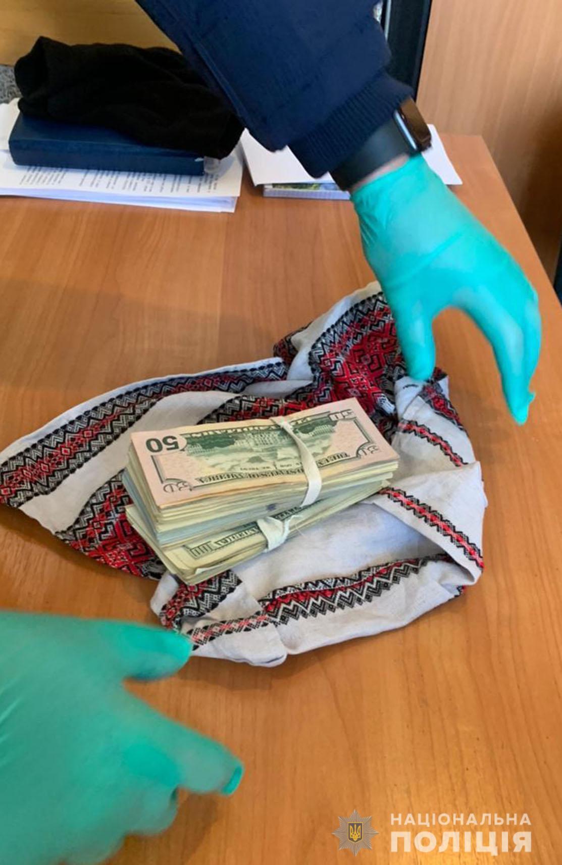 На Чернігівщині поліцейські затримали осіб, які ошукали жінку майже на мільйон гривень