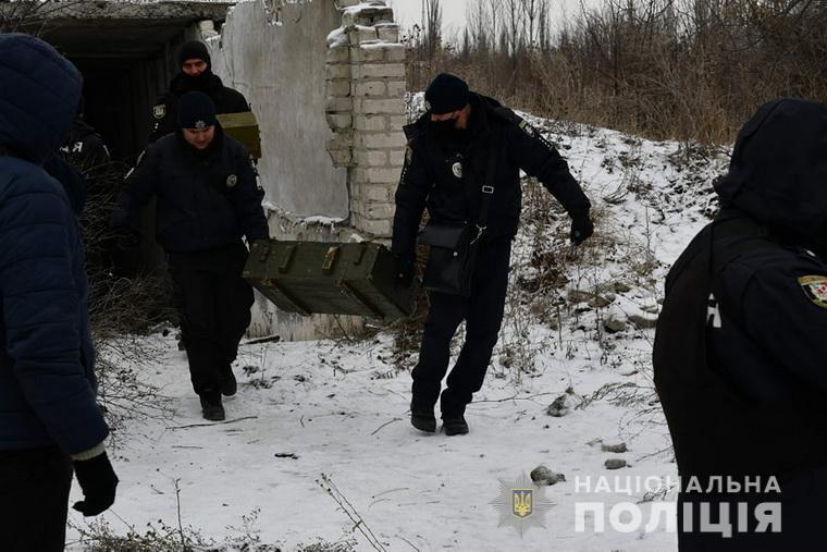 На Луганщині правоохоронці вилучили схрон зброї та боєприпасів