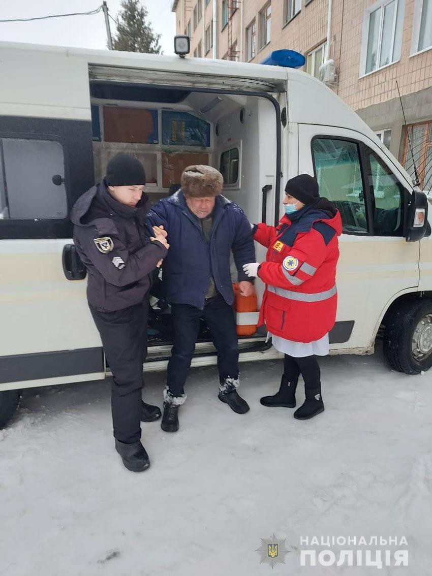 Поліцейські Чернігівщини цілодобово допомагають громадянам у негоду