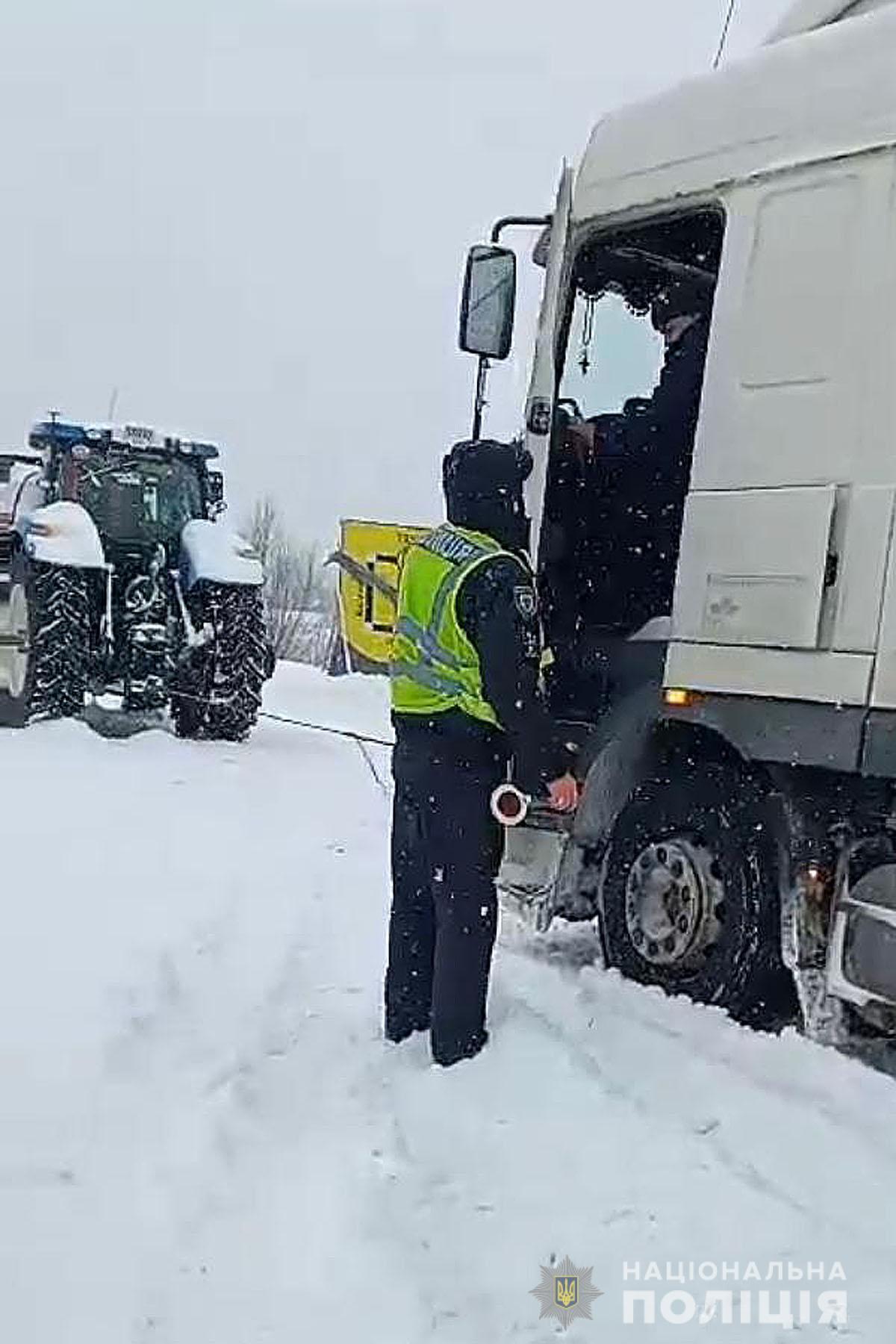 Поліція Чернігівщини надає допомогу водіям вантажівок, які перебувають в пункті пропуску ''Сеньківка''