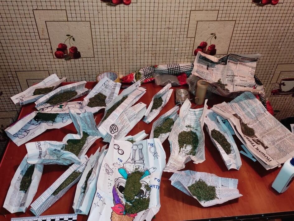 На Сумщині поліцейські встановили трьох чоловіків, який обґрунтовано підозрюють у шахрайствах та крадіжках - з автомобілів, гаражів і приватного будинку