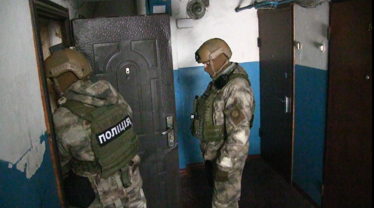 На Сумщині поліцейські встановили трьох чоловіків, який обґрунтовано підозрюють у шахрайствах та крадіжках - з автомобілів, гаражів і приватного будинку