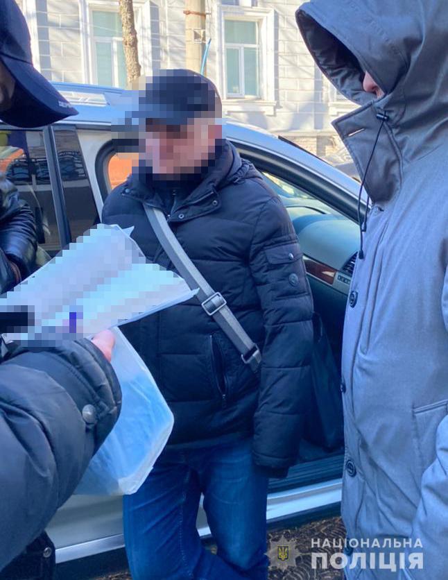Поліцейські затримали на хабарі начальника відділу Сумського обласного управління Держрибагентства