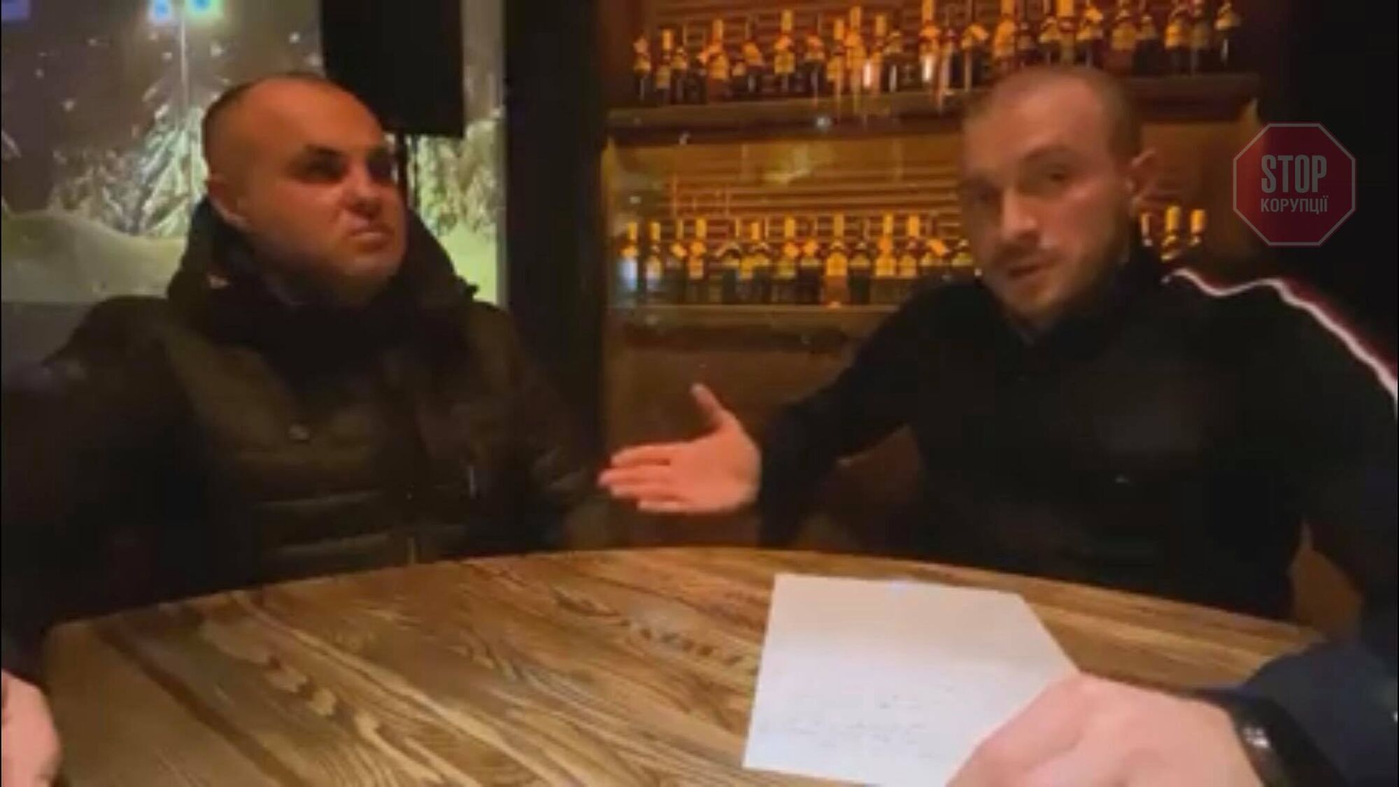  Сергій Усов з батьком дитини, яку кривдили в дитячому садку. Скріншот: СтопКор