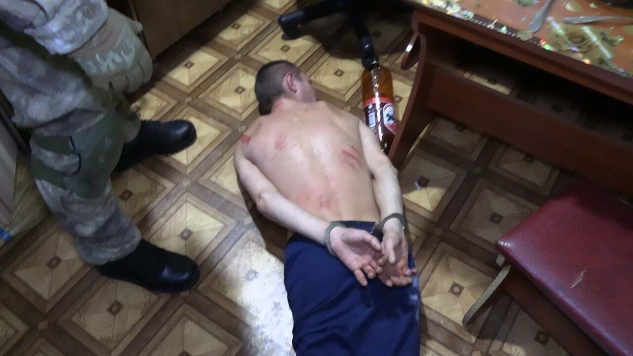 Поліцейські затримали раніше судимого зловмисника, який погрожував підірвати гранати в квартирі житлового будинку