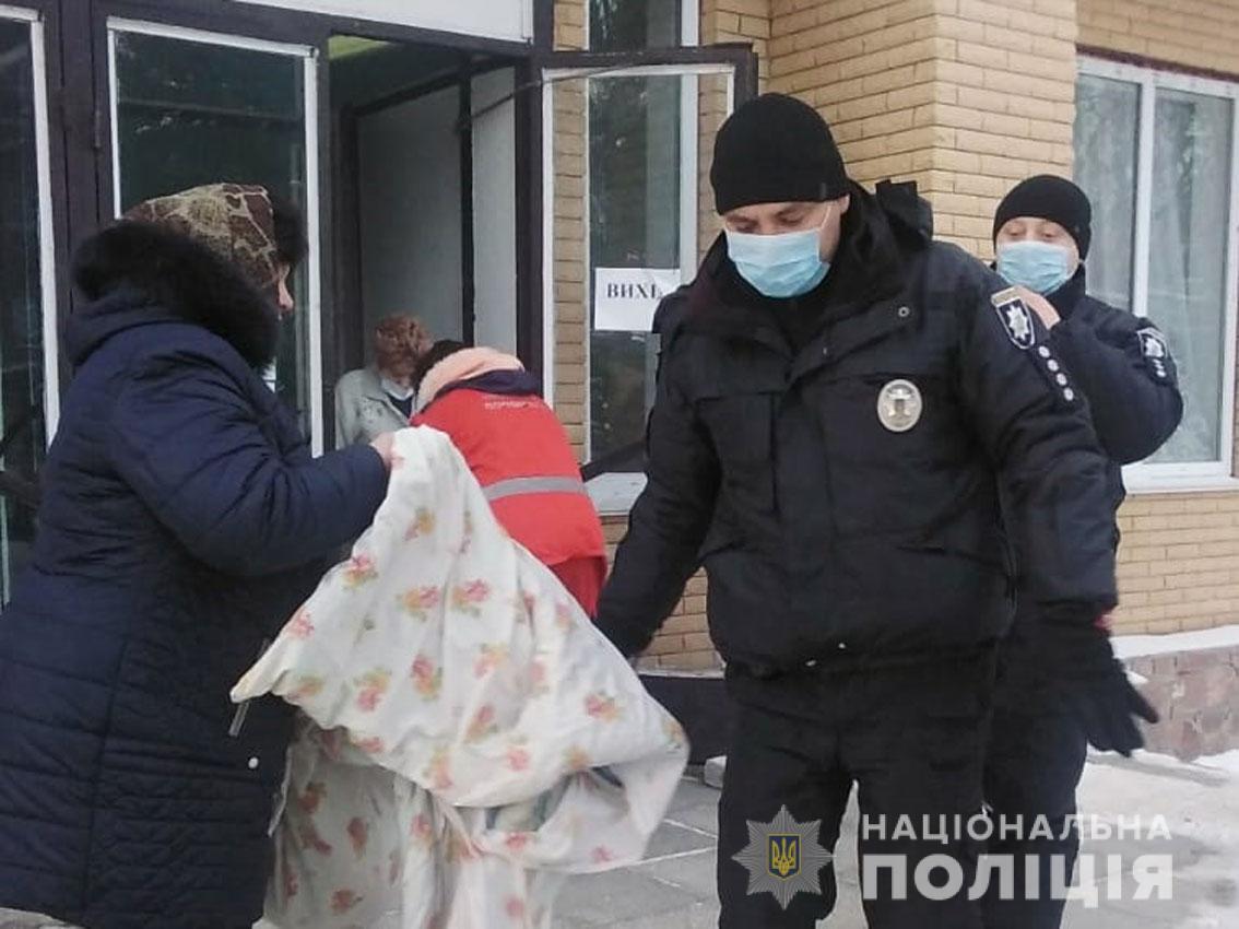 Поліцейські Чернігівщини врятували хлопця, який вночі загубився в лісі