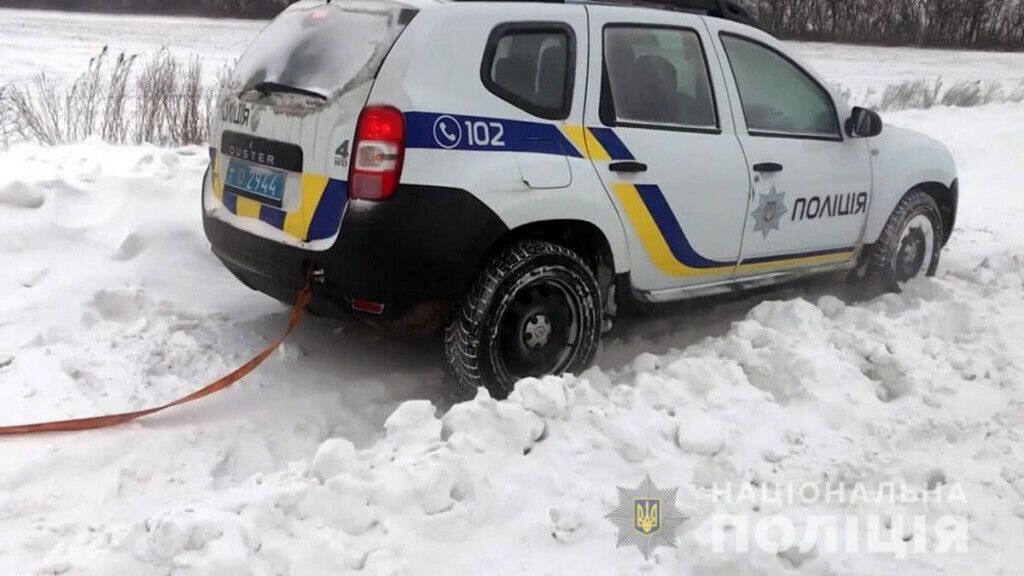 Поліцейські Курахового допомогли водію легковика вибратися із снігової пастки
