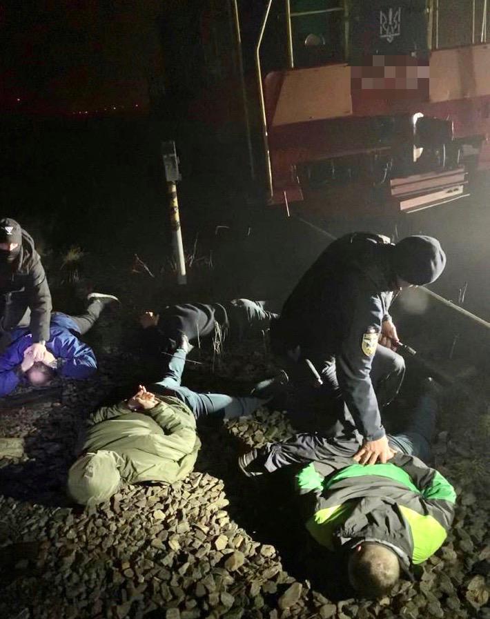На Закарпатті поліцейські викрили групу зловмисників на масштабній крадіжці дизпалива з держпідприємства